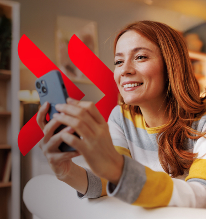 ragazza dai capelli rossi che controlla il telefono