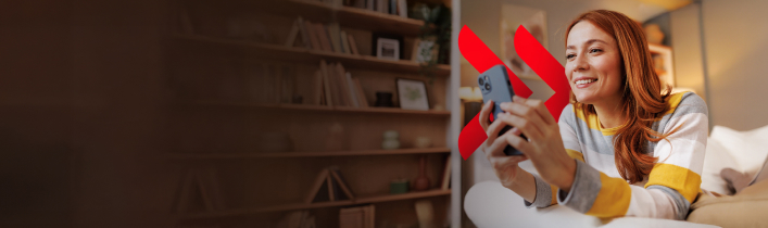 ragazza dai capelli rossi che controlla il telefono