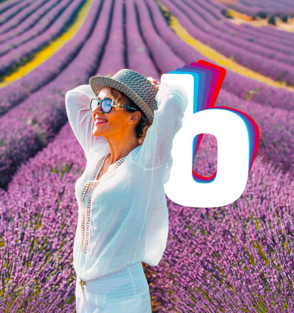 Ragazza in relax in un campo di lavanda