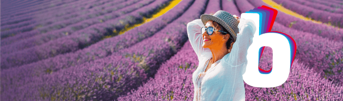 Ragazza in relax in un campo di lavanda