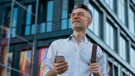 Foto di persona con smartphone